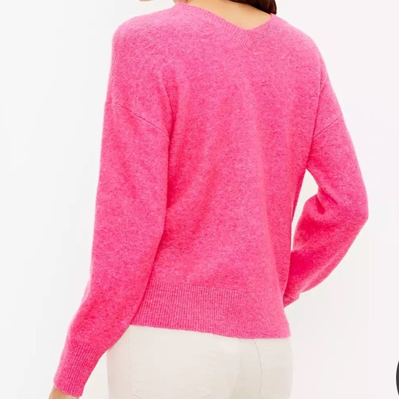 🆕LOFT Pink V-Neck Sweater - Size M (Petite) - Picture 2 of 7